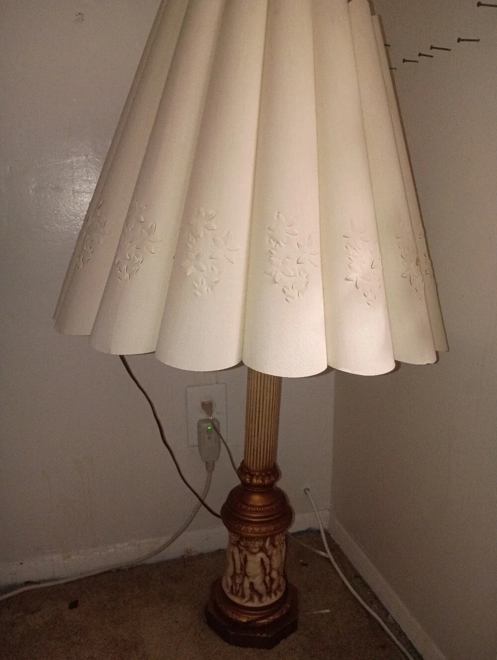 Vintage-Inspired Cream Table Lamp with Decorative Column